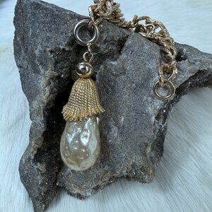 Vintage Sarah Coventry Faux Baroque Pearl & Gold acorn Charm Bracelet 7.5"